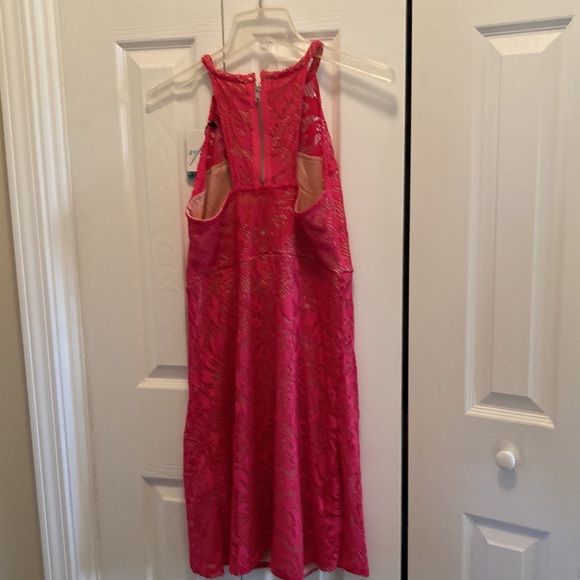 Pink lace midi dress - Picture 2 of 7